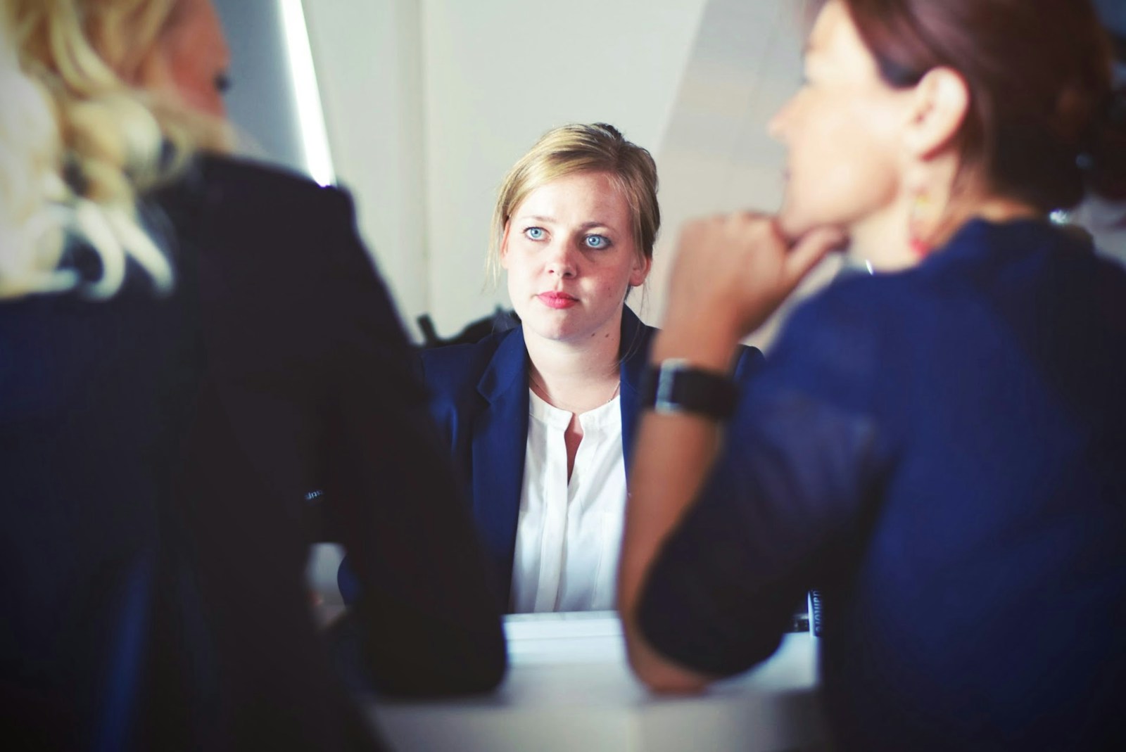 Cómo responder a «¿Por qué deberíamos contratarte?» La mejor respuesta en entrevista de trabajo